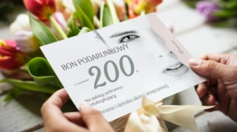 kartka trzymana w dloniach na tle kwiaty