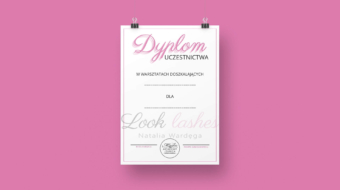 kartka A4 przypieta klamerka na rozowym tle