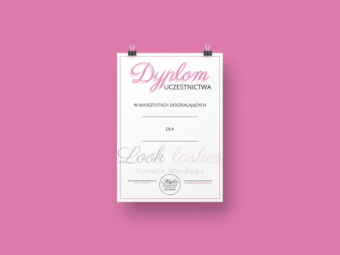 kartka A4 przypieta klamerka na rozowym tle