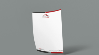 Kartka papieru z lekko falujacym rogiem