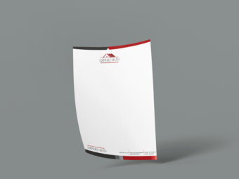 Kartka papieru z lekko falujacym rogiem