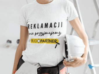 kobieta trzymajca w reku wiertarke i kask roboczy