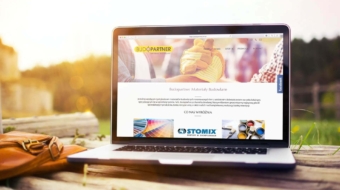 laptop lezacy na stole na swiezym powietrzu